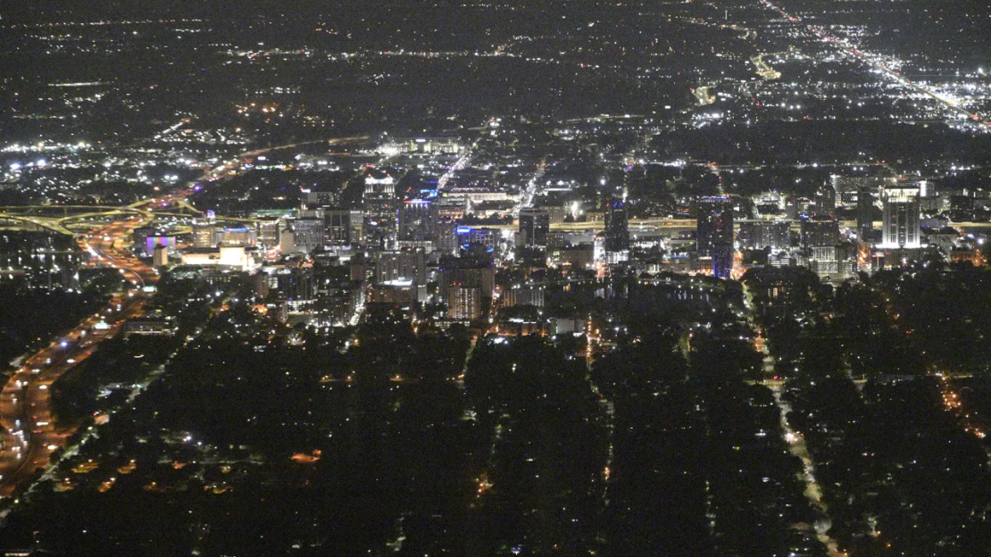 Una perspectiva aérea del paisaje nocturno del centro de la ciudad el 20 de julio de 2023, en Orlando, Florida.