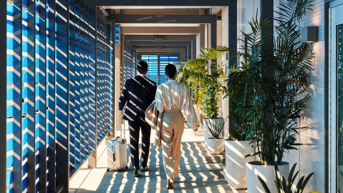 En la terminal de Los Ángeles, los clientes podrán disfrutar de paseos a la sombra, plantas, sol y otros elementos relajantes.