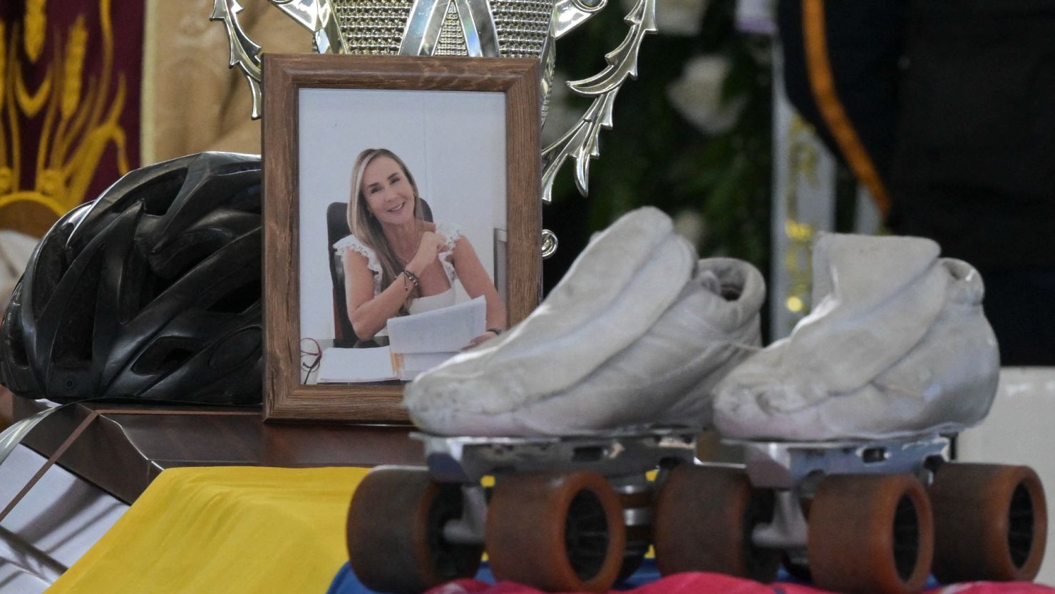 Una foto de Luz Mery Tristán sobre su ataúd, junto a sus patines, un casco y un trofeo.