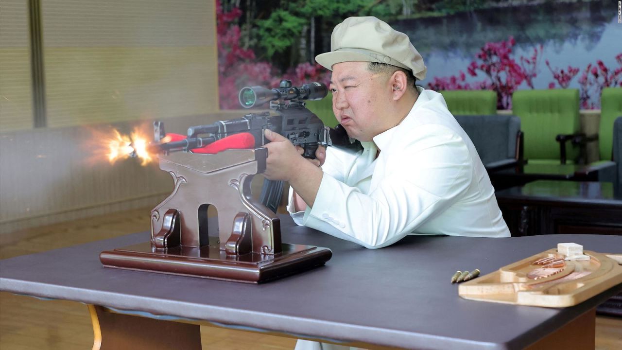 CNNE 1432967 - mira a kim jong un exhibir su produccion de armas