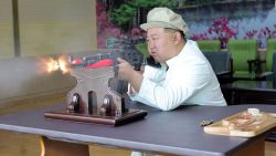 CNNE 1432967 - mira a kim jong un exhibir su produccion de armas