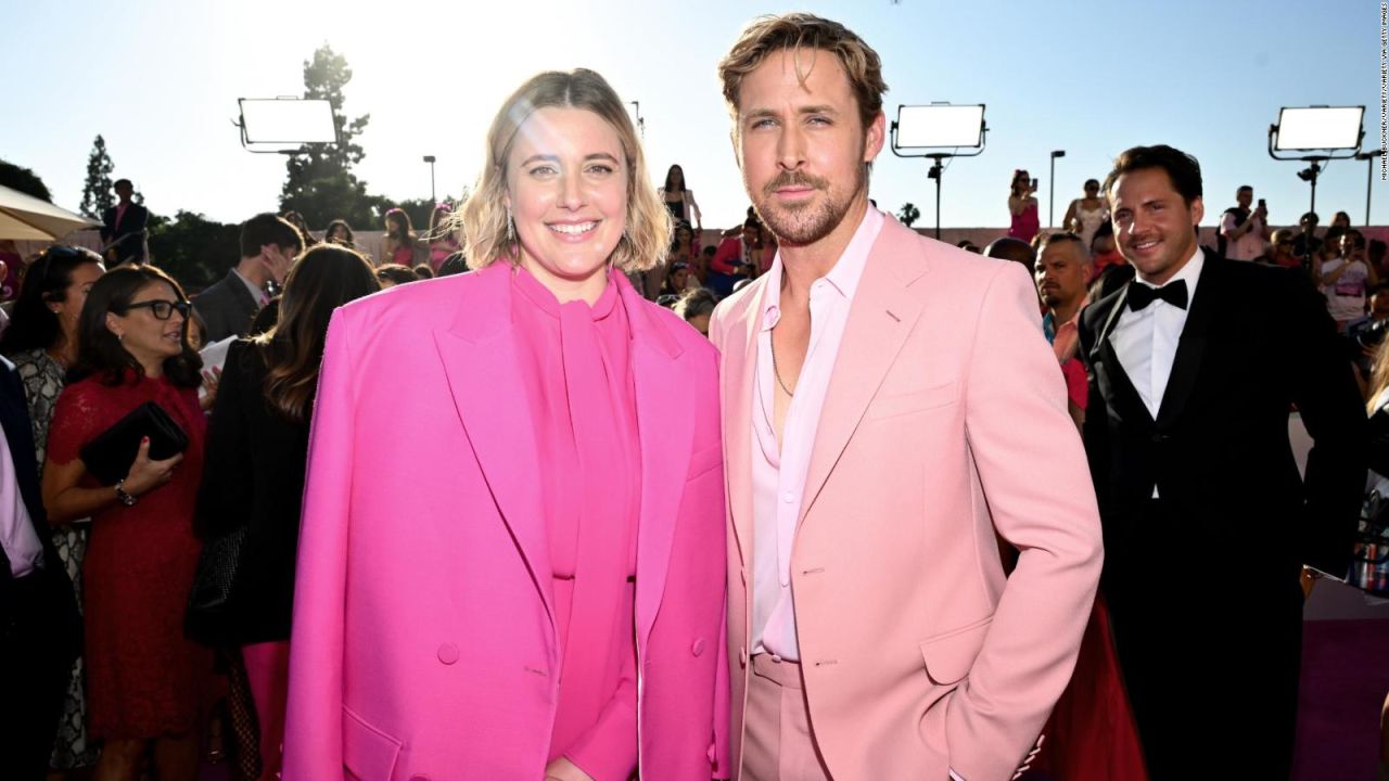 CNNE 1433137 - ryan gosling sorprende a la directora de "barbie" en su cumpleanos
