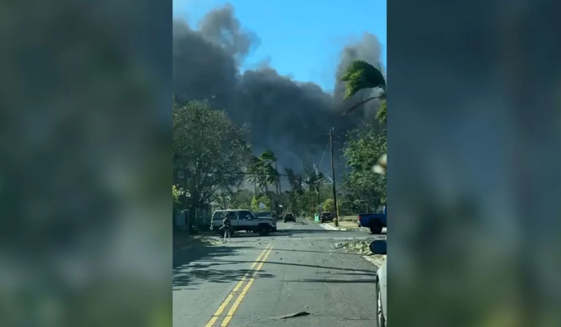 El humo se eleva desde un incendio forestal este martes en Lahaina, en la isla hawaiana de Maui.