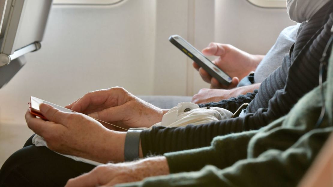 El uso de teléfonos móviles dentro de la cabina puede interferir con los instrumentos de navegación del avión. Crédito: Joel Guay/Shodanphotos/Moment RF/Getty Images