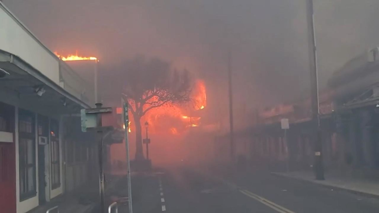 CNNE 1433680 - testigos captan varios edificios en llamas en lahaina, hawai