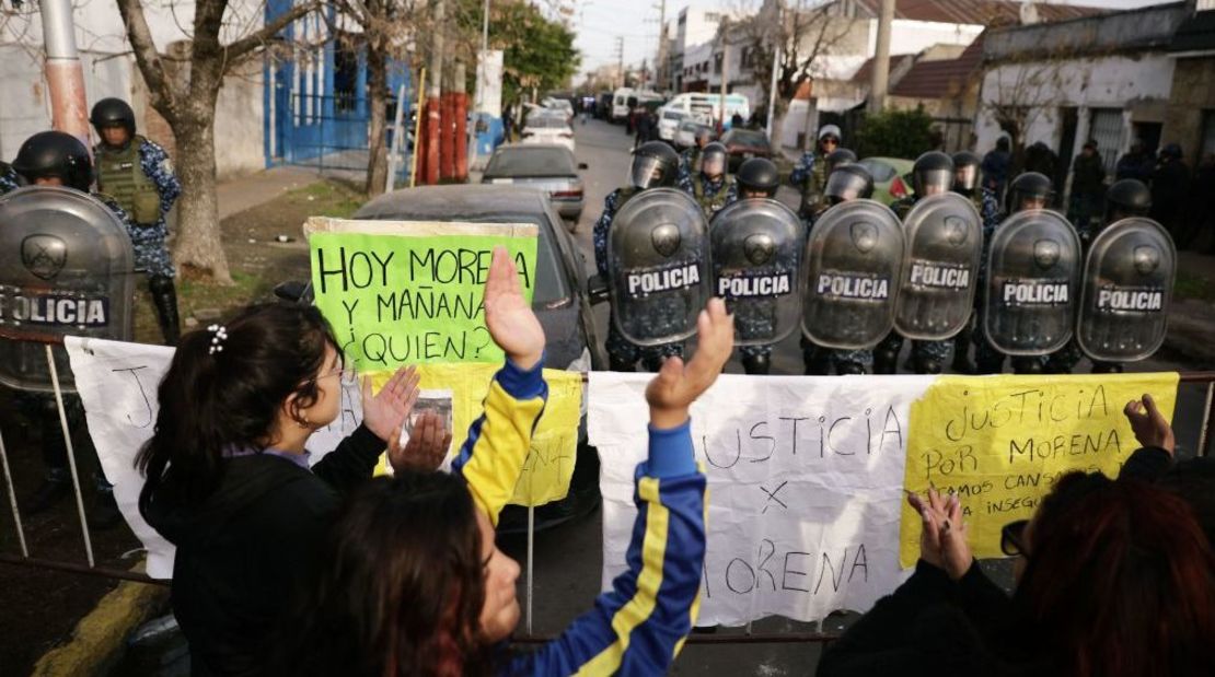 Vecinos del municipio de Lanús participan en una manifestación exigiendo justicia por el crimen de una niña de 11 años por robarle su mochila en Lanús, provincia de Buenos Aires, Argentina el 9 de agosto de 2023.