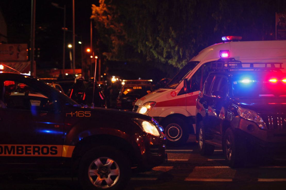 Vista de vehículos policiales y una ambulancia fuera del hospital al fue trasladado el candidato presidencial Fernando Villavicencio.