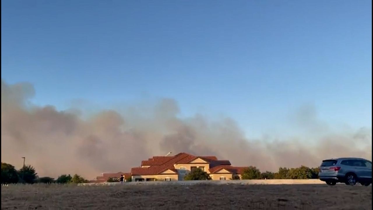 CNNE 1433785 - incendio forestal destruye un edificio en texas