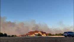 CNNE 1433785 - incendio forestal destruye un edificio en texas