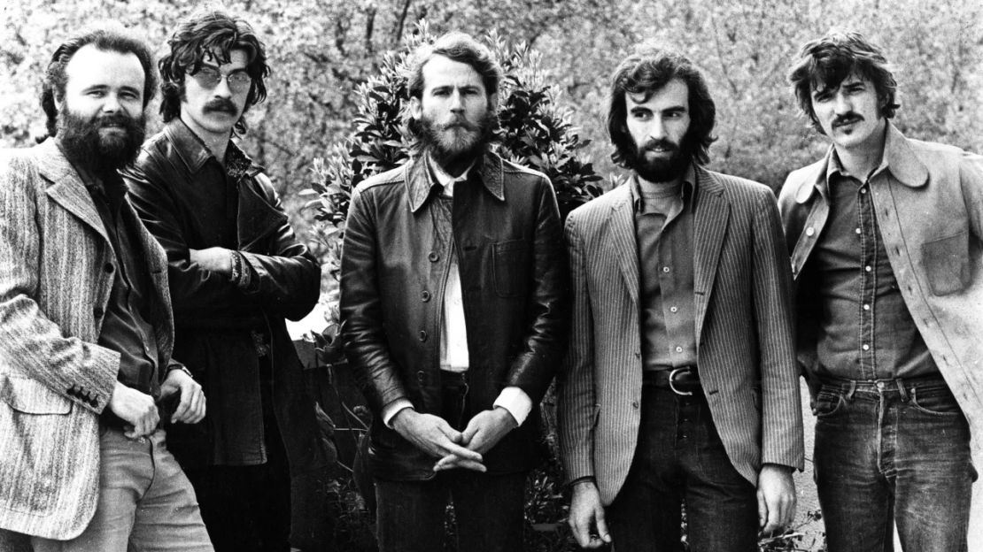 (De izquierda a derecha) Garth Hudson, Robbie Robertson, Levon Helm, Richard Manuel y Rick Danko de The Band posan para un retrato grupal en Londres en junio de 1971.