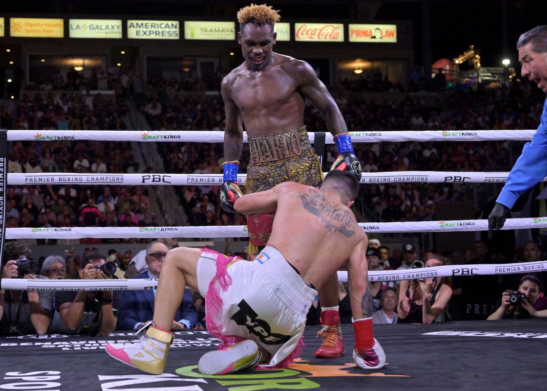 Jermell Charlo derriba a Brian Castaño durante su pelea por el título de peso súper mediano en Dignity Health Sports Park el 14 de mayo de 2022 en Carson, California. Charlo ganó por nocaut en el décimo asalto.