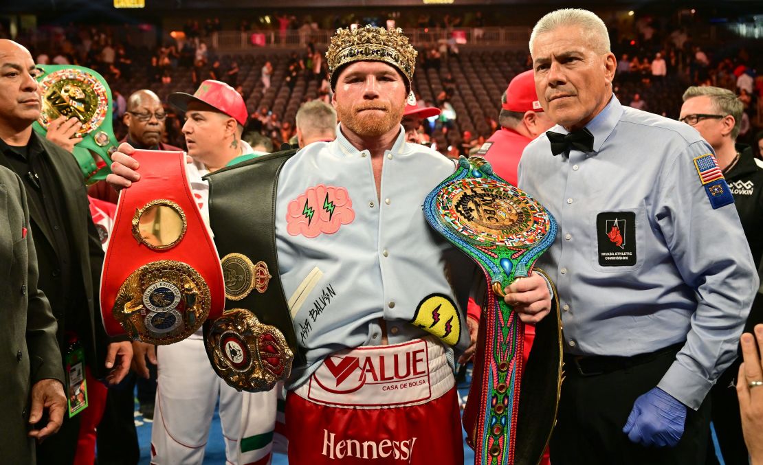 El boxeador mexicano Saúl "Canelo" Álvarez posa con sus cinturones y su corona después de derrotar al boxeador kazajo Gennady Golovkin para retener su corona indiscutible de peso súper mediano en T-Mobile Arena en Las Vegas, Nevada, el 17 de septiembre de 2022.