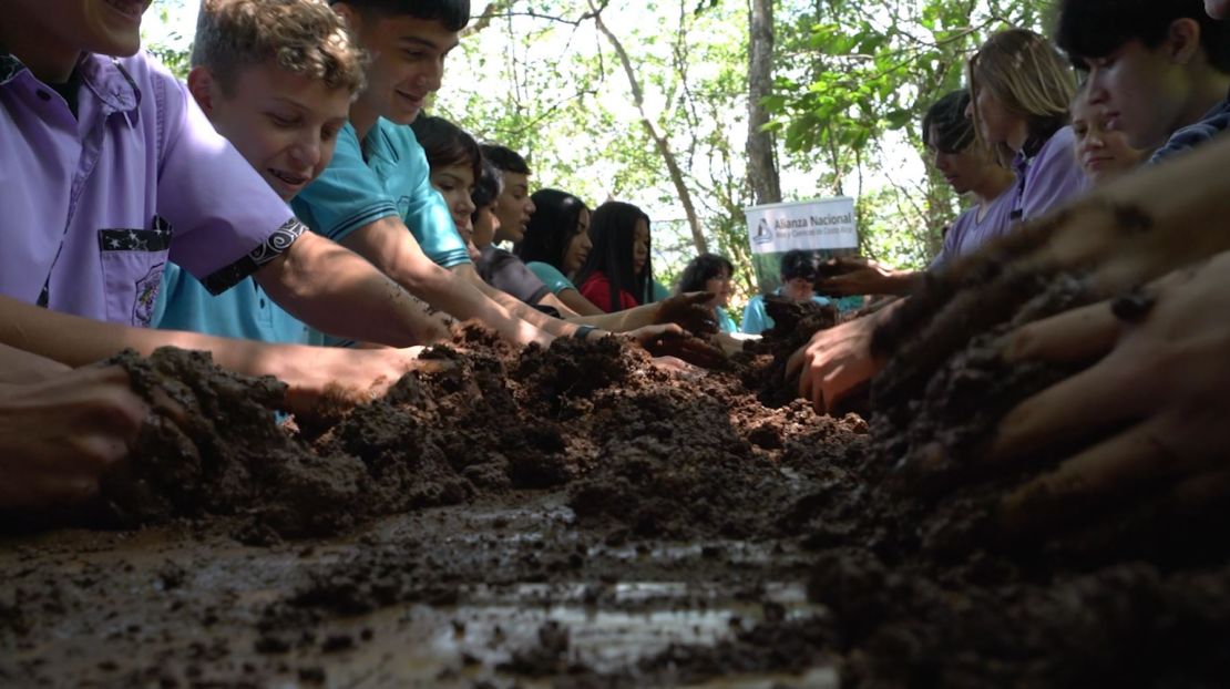 Los microorganismos eficientes son una herramienta para limpiar los cursos de agua que se utiliza en múltiples países.