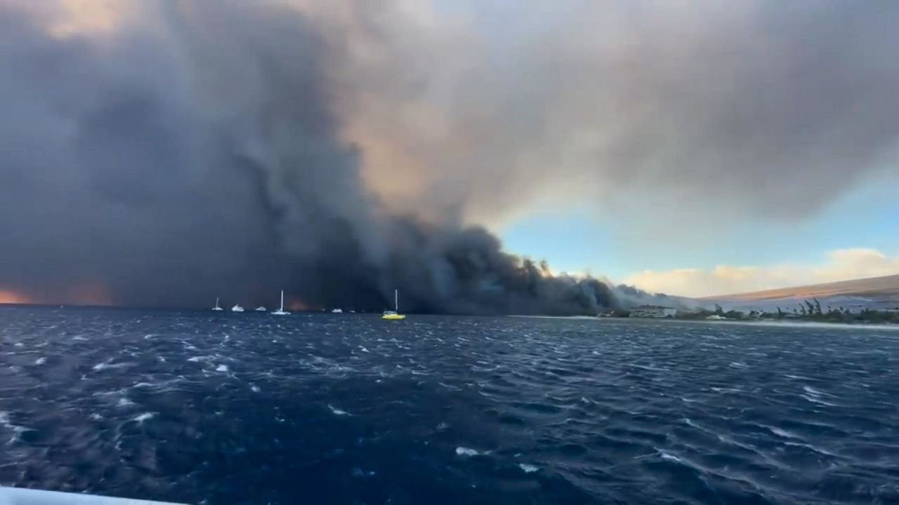 CNNE 1434354 - asi son las columnas de humo de los incendios en maui