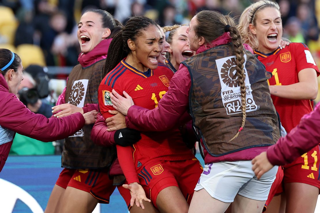 La española Salma Paralluelo celebra con sus compañeras tras marcar el segundo gol de su equipo durante el partido contra Países en Wellington, Nueva Zelandia, el 11 de agosto.