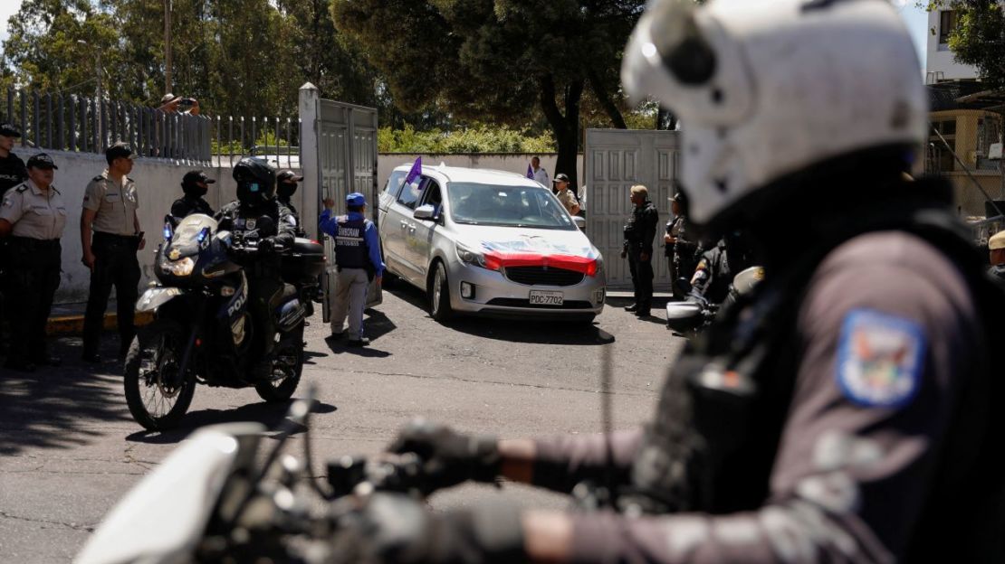 Un coche transporta el cuerpo del candidato presidencial ecuatoriano Fernando Villavicencio el 10 de agosto.