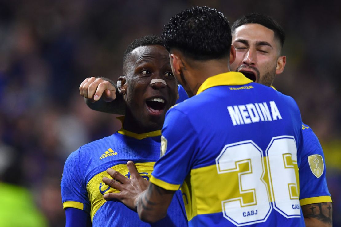 Luis Advíncula (I) de Boca Juniors celebra con su compañero Cristian Medina (D) tras anotar el segundo gol del equipo durante el partido de vuelta de octavos de final de la Copa CONMEBOL Libertadores 2023 entre Boca Juniors y Nacional en el Estadio Alberto J. Armando el 09 de agosto de 2023 en Buenos Aires, Argentina.