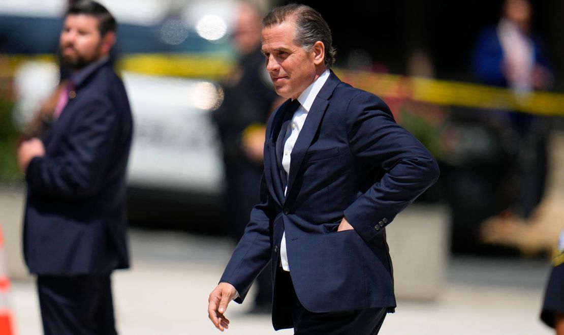 Hunter Biden sale tras una comparecencia ante el tribunal en Wilmington, Delaware, el 26 de julio. Crédito: Julio Cortez/AP/Archivo