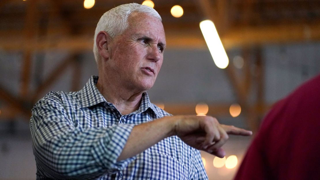 El exvicepresidente Mike Pence asiste a la Feria Estatal de Iowa este viernes. Crédito: Jeff Roberson/AP