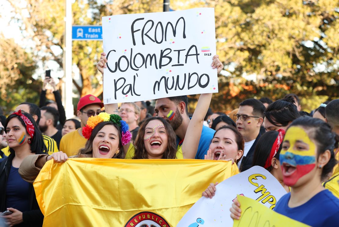 PERTH, AUSTRALIA - 3 DE AGOSTO: Seguidores de Colombia muestran su apoyo antes del Partido del Grupo H entre Marruecos y Colombia.