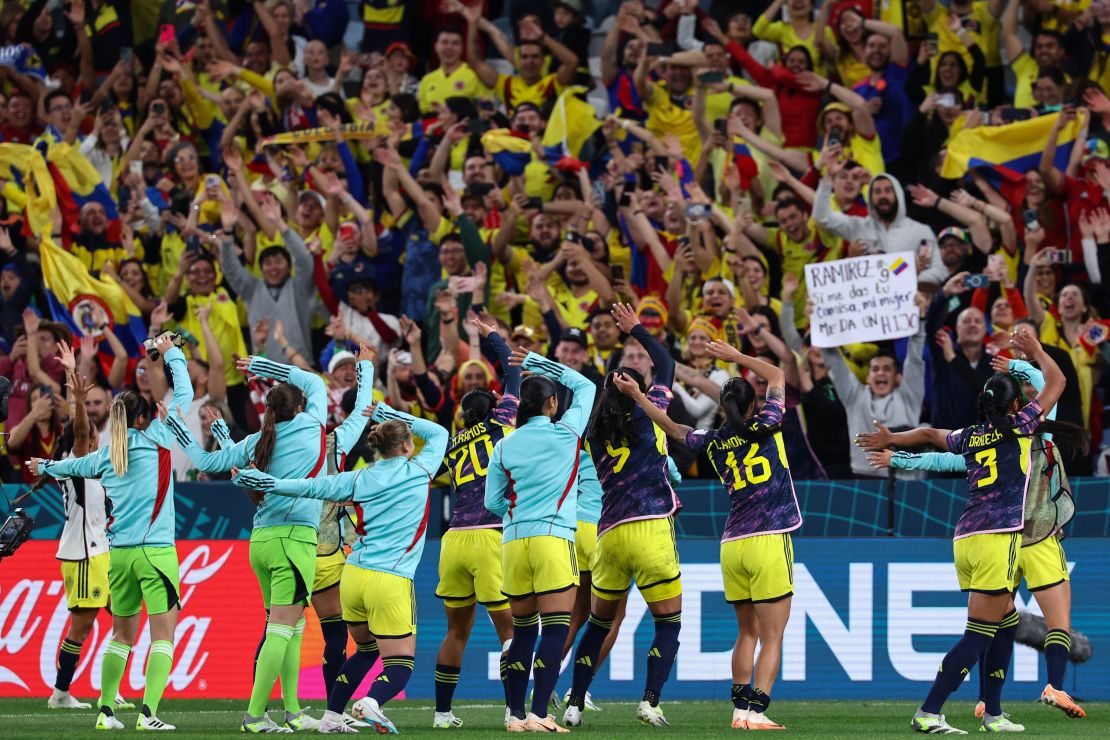 Las jugadoras de Colombia celebran con los aficionados en las gradas después del final del partido de fútbol del Grupo H entre Alemania y Colombia en el Estadio de Fútbol de Sídney  el 30 de julio de 2023.