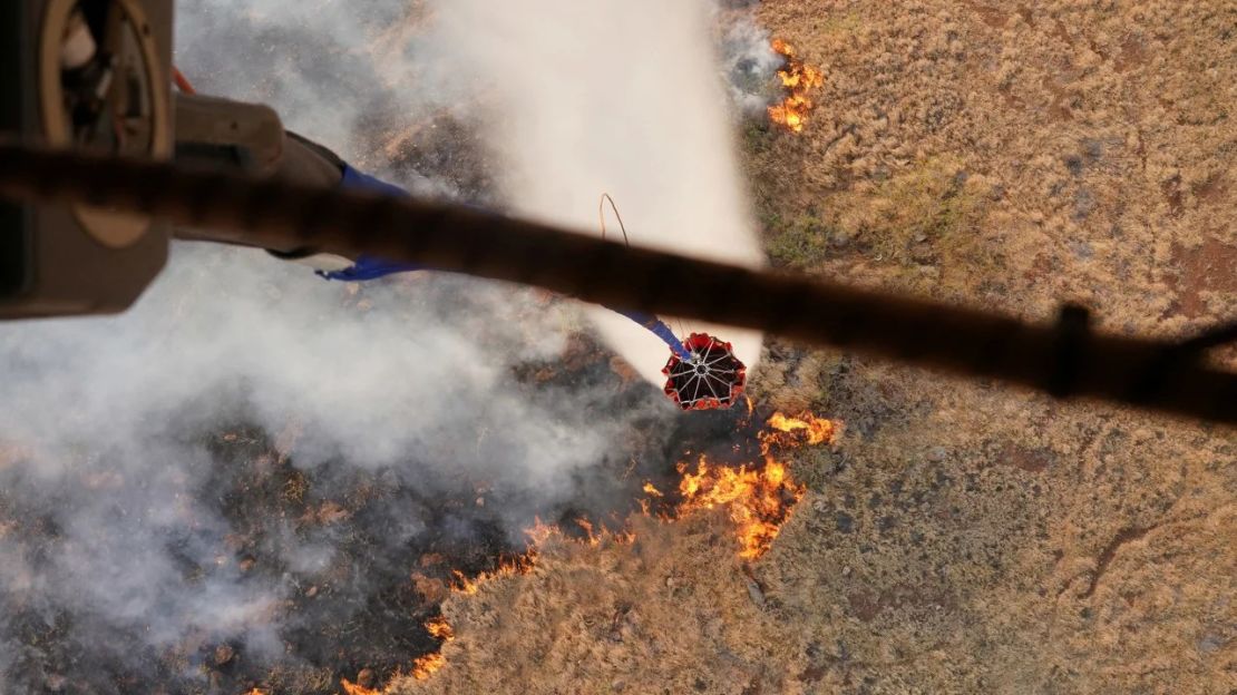 Helicópteros CH47 Chinook de la Guardia Nacional del Ejército de Hawai lanzan cubos de agua desde el aire en la isla de Maui para ayudar en la lucha contra los incendios forestales en Maui, Hawai, 9 de agosto de 2023. Crédito: Guardia Nacional de Hawai/Reuters