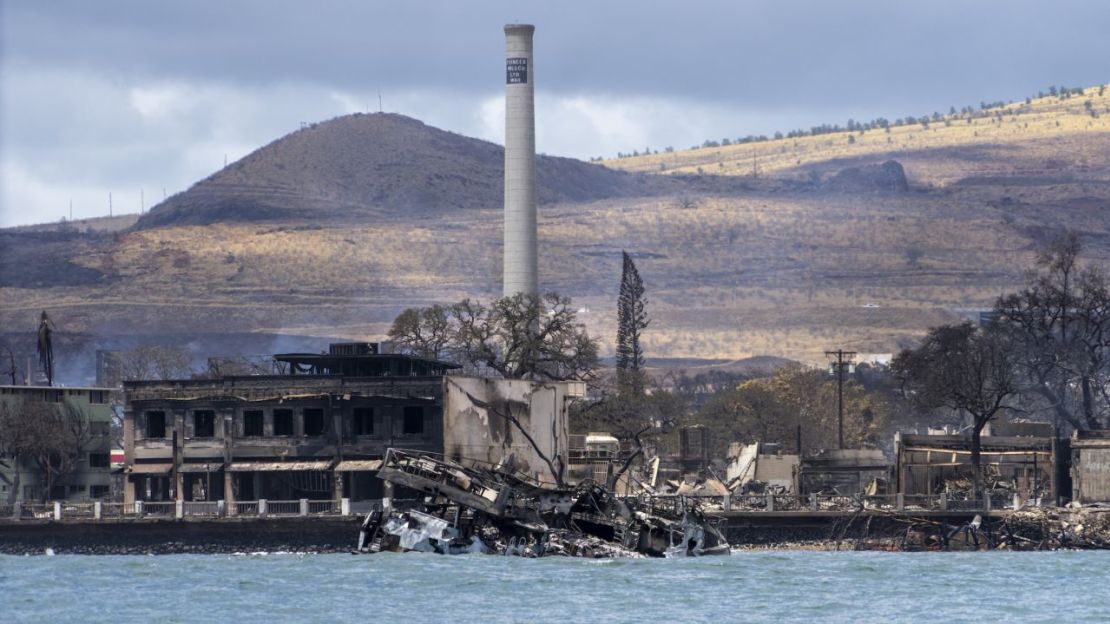 Las llamas llegaron hasta el paseo marítimo de Lahaina y destruyeron el puerto histórico.