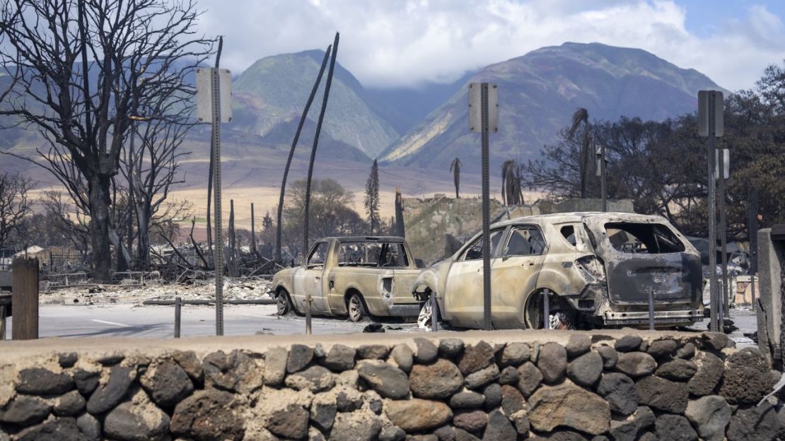 Autos quemados en Lahaina. Los residentes dijeron que escucharon de personas que abandonaron sus autos para correr hacia el océano cuando los incendios cercaban el área.