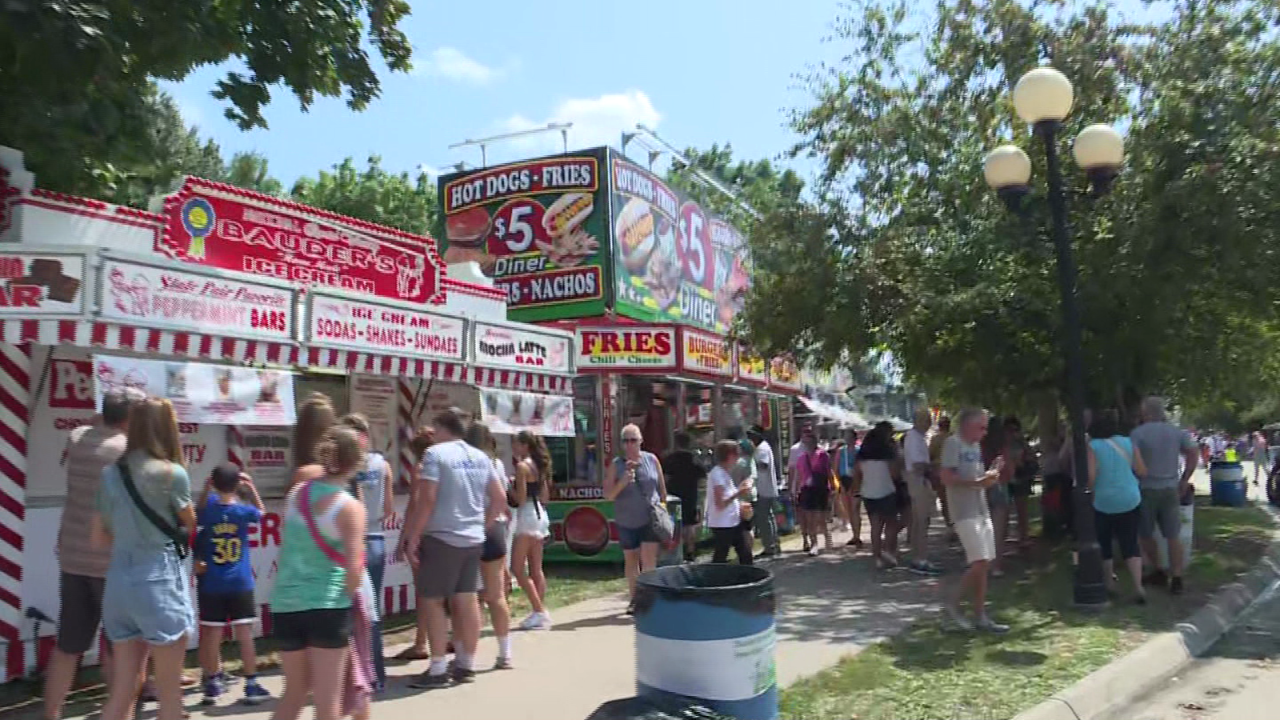 CNNE 1434821 - una feria en iowa que funciona como plataforma de campana