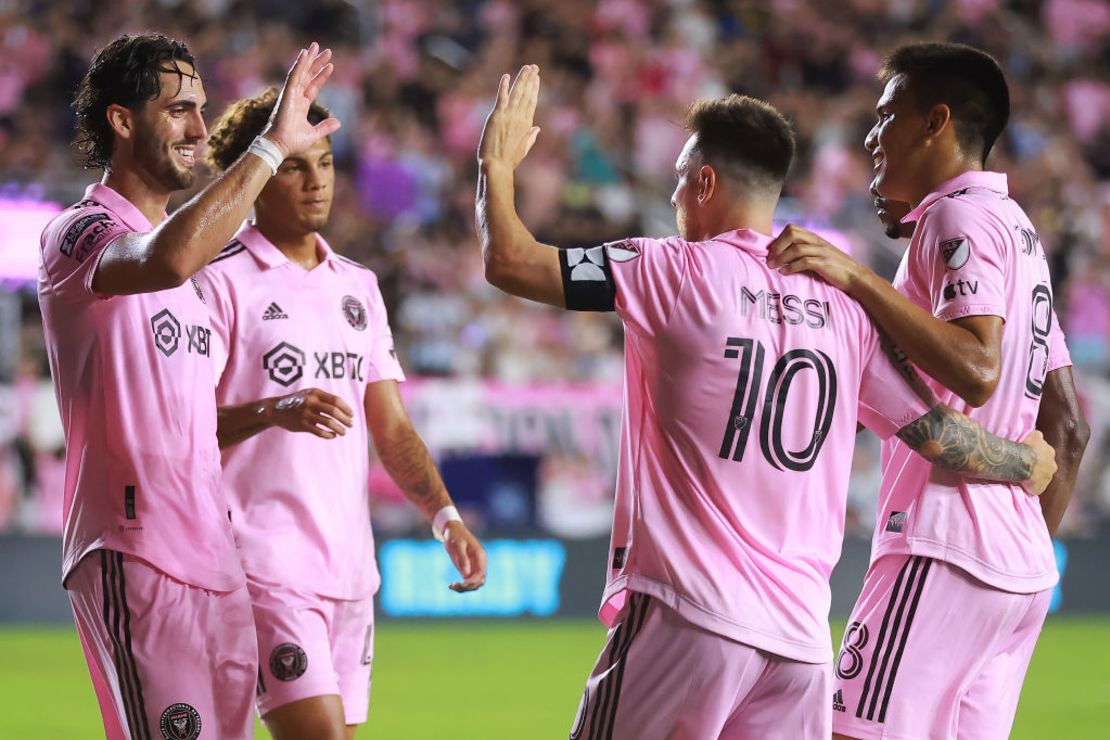 Lionel Messi celebra el cuarto gol con sus compañeros de equipo. Crédito: Hector Vivas/Getty Images.