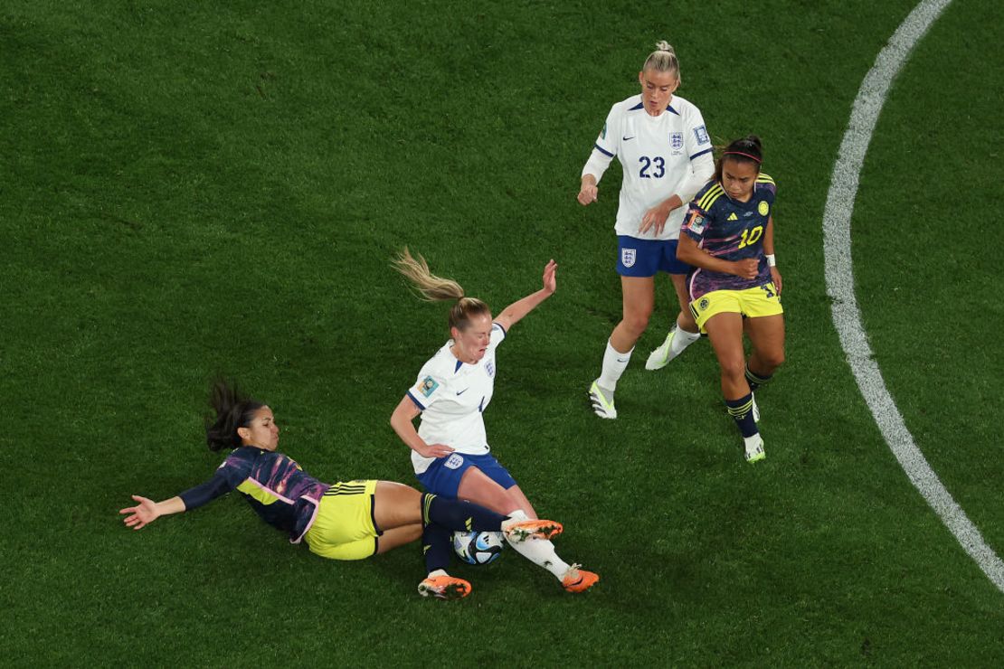 Lorena Bedoya Durango de Colombia se enfrenta a Keira Walsh de Inglaterra durante el partido de cuartos de final de la Copa Mundial Femenina de la FIFA Australia y Nueva Zelanda 2023 entre Inglaterra y Colombia en el Estadio Australia el 12 de agosto de 2023 en Sydney, Australia.