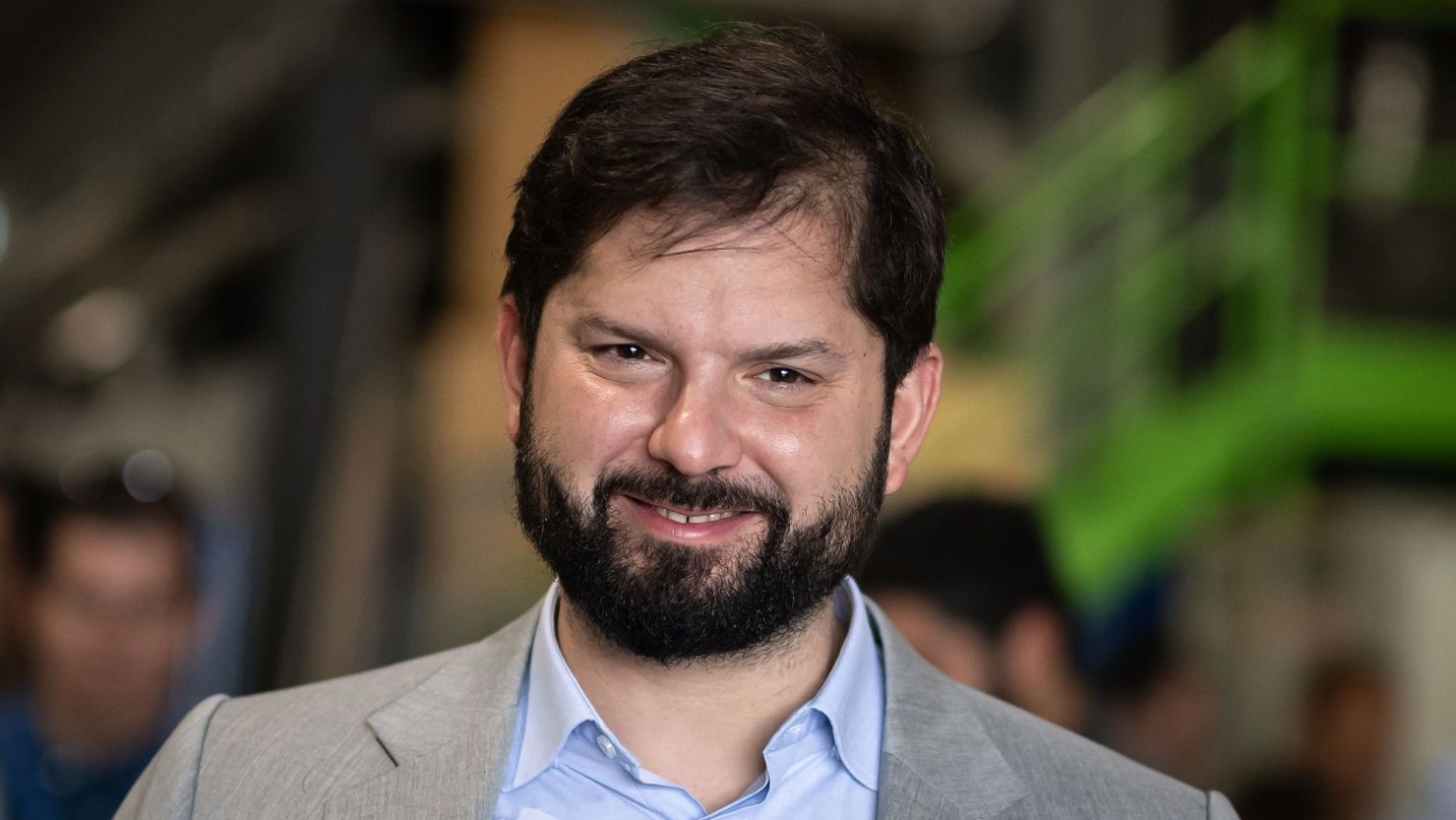 El presidente de Chile, Gabriel Boric, sonríe durante su visita al CERN (Organización Europea para la Investigación Nuclear) en Meyrin, cerca de Ginebra, el 19 de julio de 2023. Crédito: FABRICE COFFRINI/AFP vía Getty Images