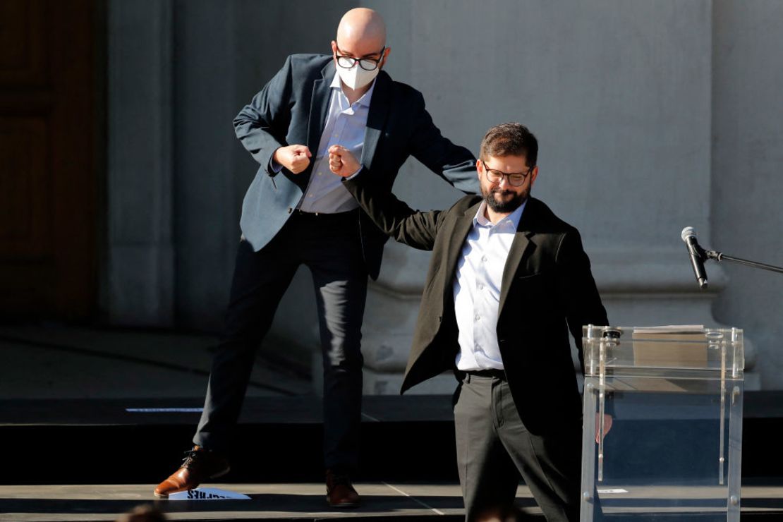 Giorgio Jackson saluda a Gabriel Boric antes de la presentación de su gabinete de gobierno en el Museo de Historia Natural de Santiago, el 21 de enero de 2022.Crédito: JAVIER TORRES/AFP vía Getty Images