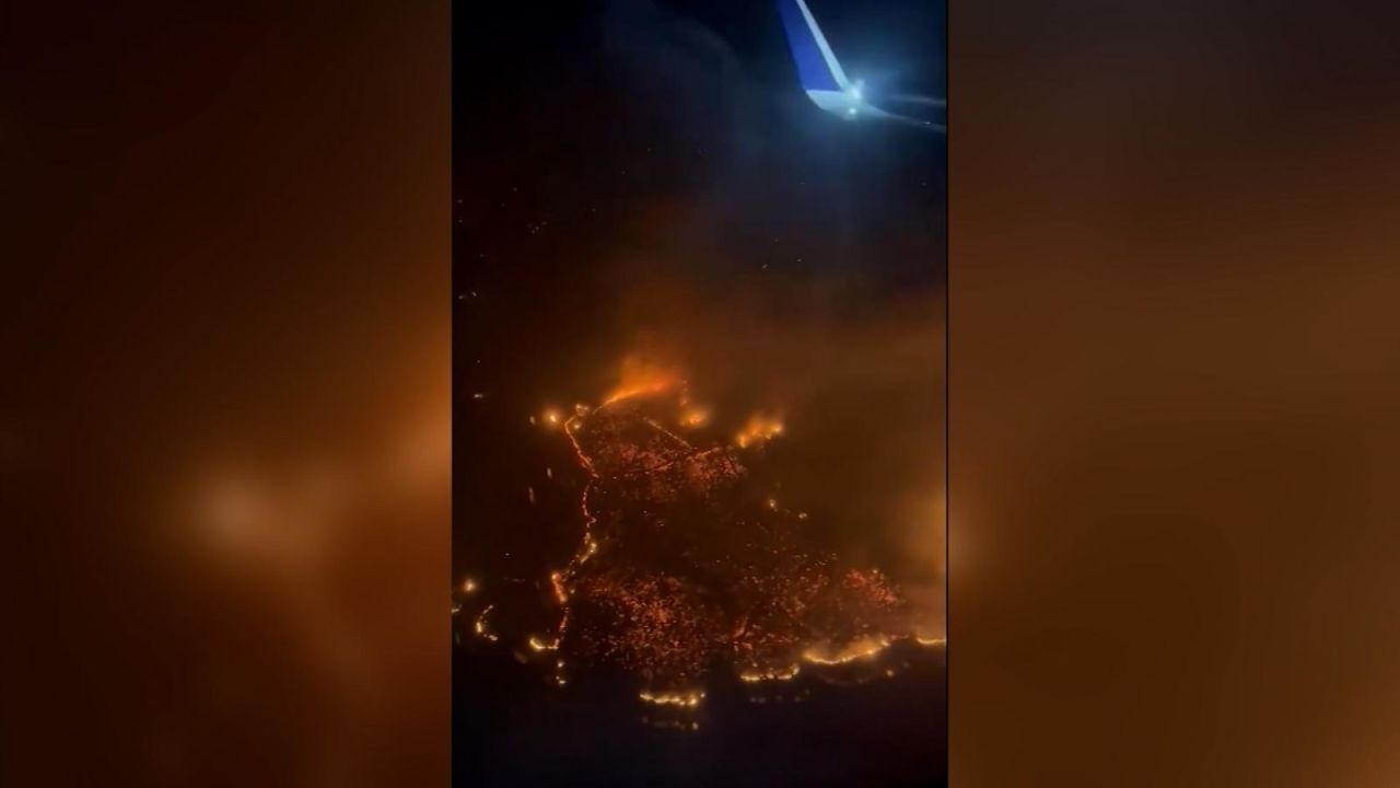 CNNE 1435040 - la perspectiva nocturna de los incendios forestales en maui desde un avion