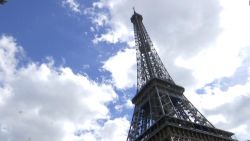 CNNE 1435078 - reabren la torre eiffel despues de amenaza de bomba