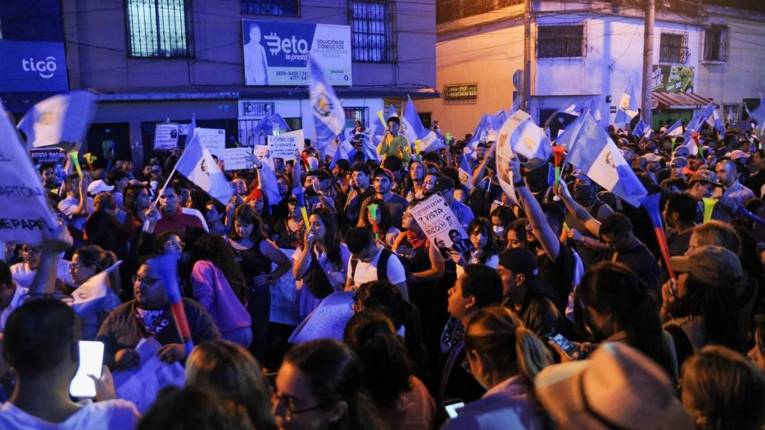 Partidarios de Arévalo protestan cerca del Ministerio Público en Ciudad de Guatemala el 13 de julio.