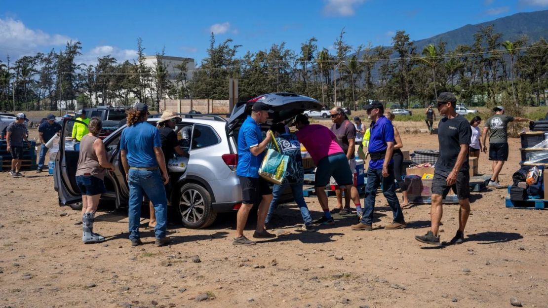 Voluntarios descargan suministros que serán transportados a personas necesitadas en el puerto de Kahului, en Maui, Hawai, este sábado.