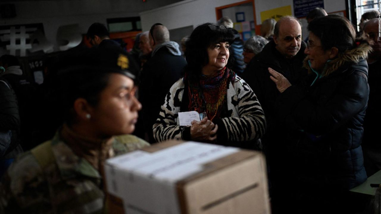 CNNE 1435403 - asi se vive el ambiente en argentina tras las elecciones primarias