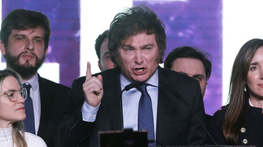 Javier Milei habla mientras celebra los resultados de las elecciones primarias en la sede de Milei en Buenos Aires el 13 de agosto de 2023. Crédito: ALEJANDRO PAGNI/AFP vía Getty Images