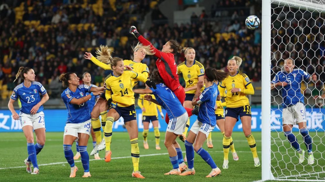 Amanda Ilestedt cabecea para marcar el primer gol de Suecia contra Italia.