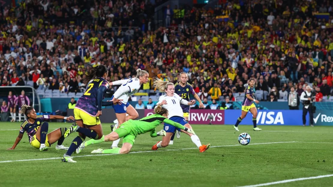 Lauren Hemp marca el primer gol de Inglaterra contra Colombia.