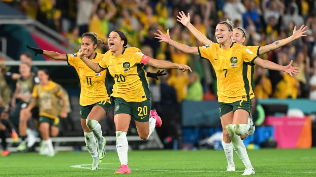 Las jugadoras de Australia celebran tras la tanda de penaltis contra Francia en los cuartos de final del Mundial Femenino.