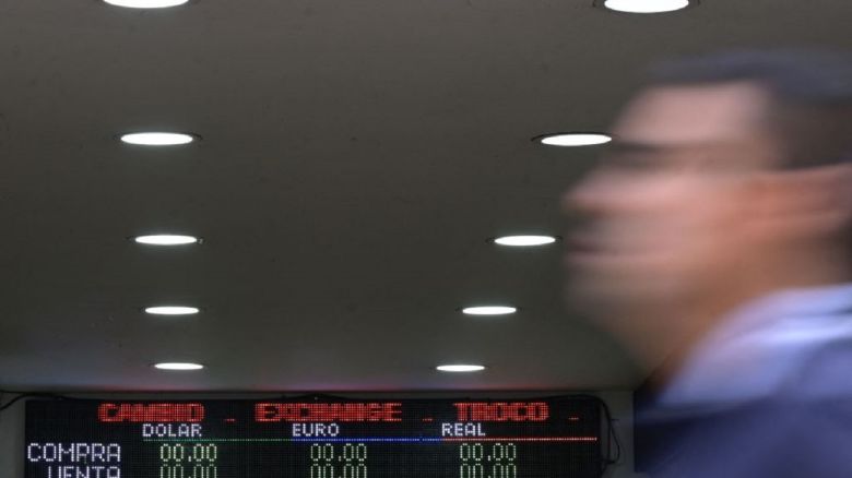 CNNE 1435720 - el dolar oficial aumento su cotizacion mas del 20% en argentina tras las paso-