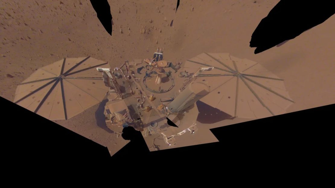 El 24 de abril de 2022, InSight se tomó un último selfie en el que mostró sus polvorientos es solares. Crédito: NASA/JPL-Caltech