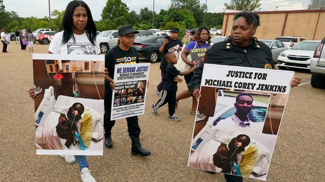 Activistas marchan hacia la oficina del sheriff del condado de Rankin en Brandon, Mississippi, el miércoles 5 de julio de 2023, después de que cinco exayudantes del sheriff y un expolicía de Richland fueran acusados de agredir a dos hombres negros. Crédito: Rogelio V. Solis/AP/FILE