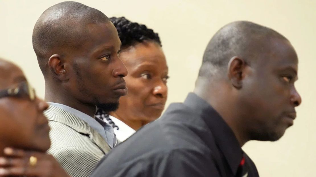 Michael Corey Jenkins, centro, y Eddie Terrell Parker, derecha, escuchan como uno de los seis exagentes de Mississippi se declara culpable de cargos estatales en el Tribunal de Circuito del Condado de Rankin en Brandon, Mississippi. Crédito: Rogelio V. Solis/AP