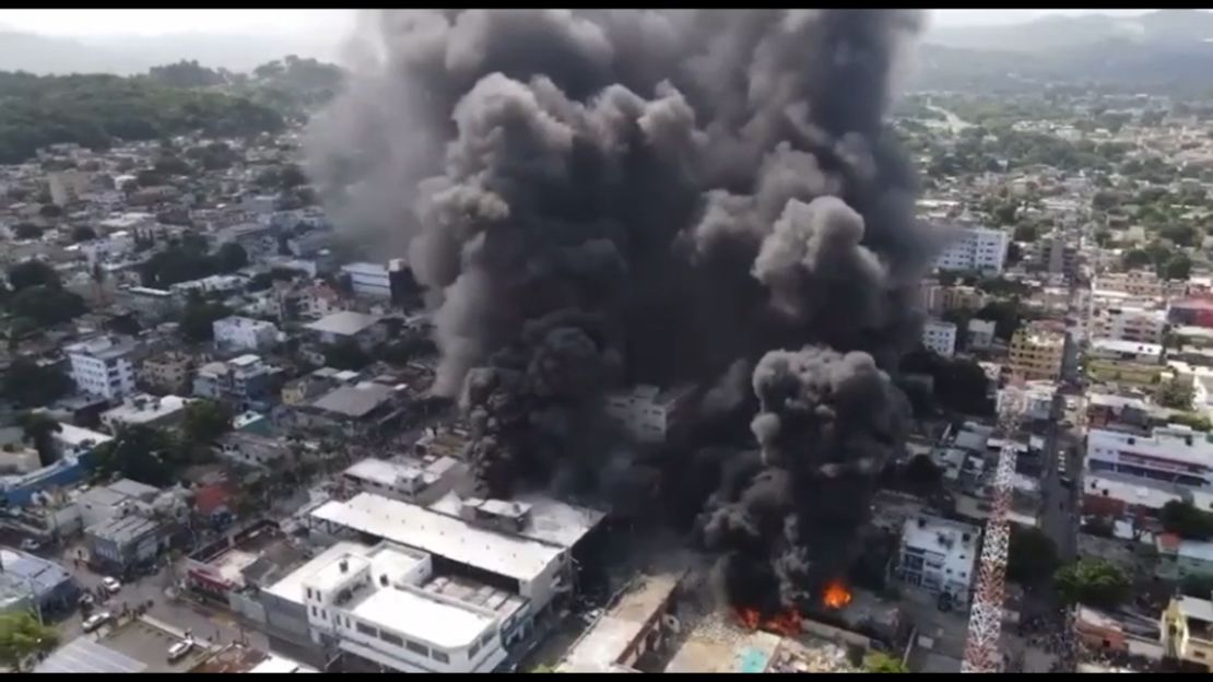 Más de dos decenas de unidades de rescate acudieron a la localidad de San Cristóbal, en el sur de República Dominicana, en donde este lunes se registró una explosión.