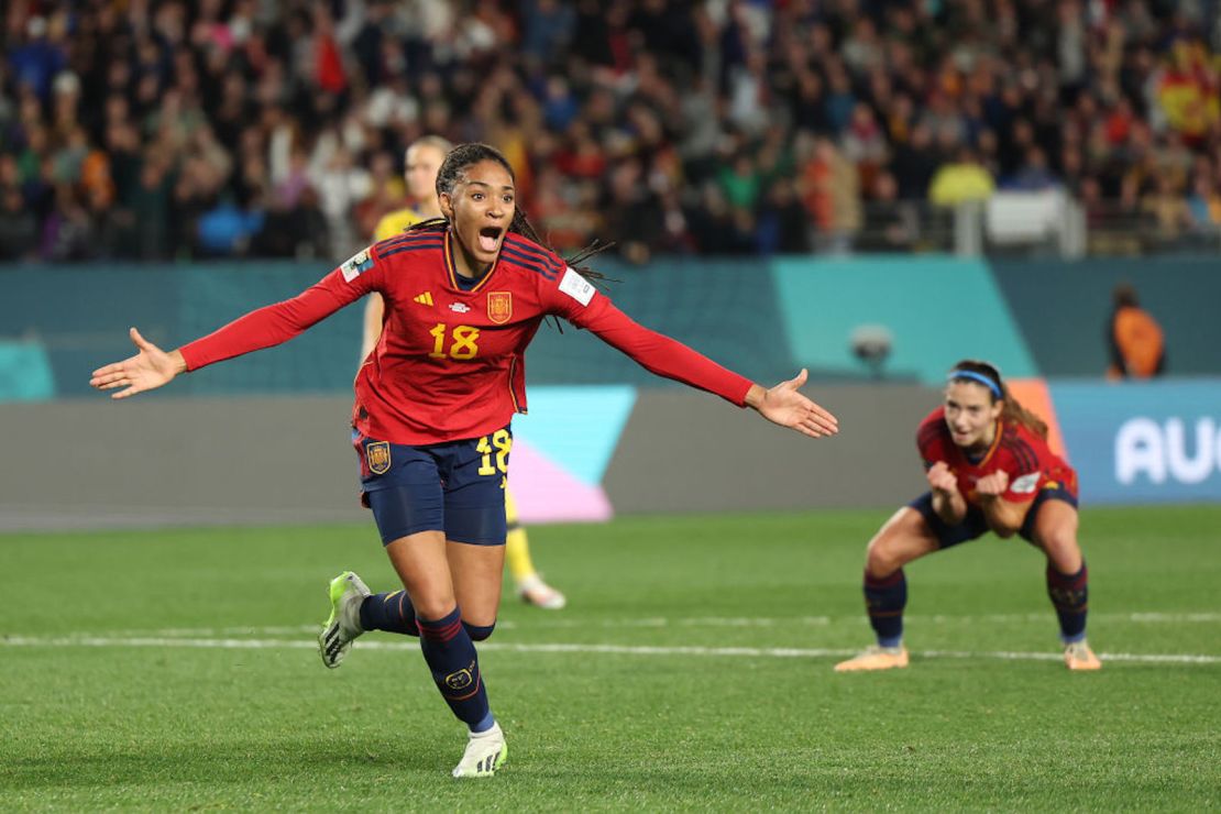 Salma Paralluelo celebra el primer gol de España ante Suecia en la seminifinal del Mundial de Fútbol Femenino el 15 de agosto de 2023.