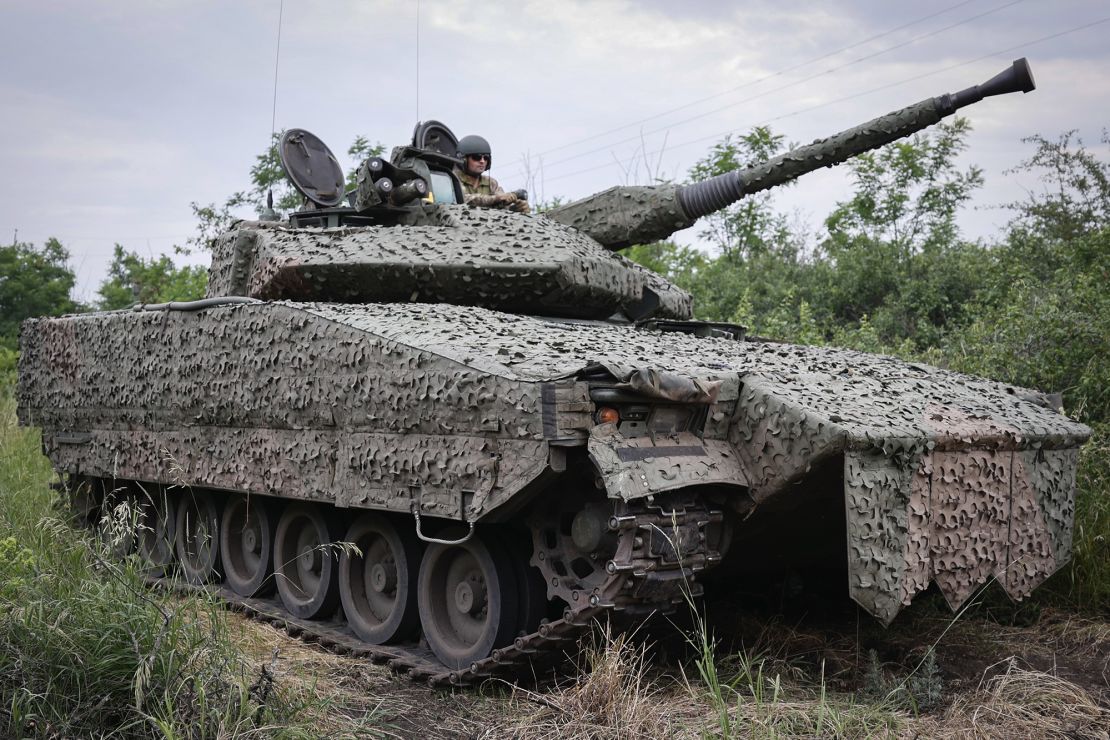 Un soldado ucraniano en un vehículo de combate de infantería sueco CV90 cerca de Bakhmut, región de Donetsk, Ucrania, el 25 de junio.