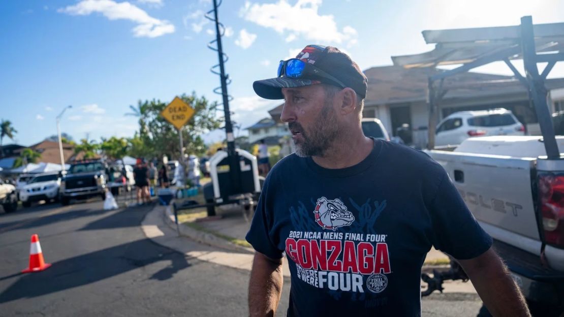 Charlie Fleck organizó un convoy de nueve camiones a Lahaina. Crédito: Evelio Contreras/CNN